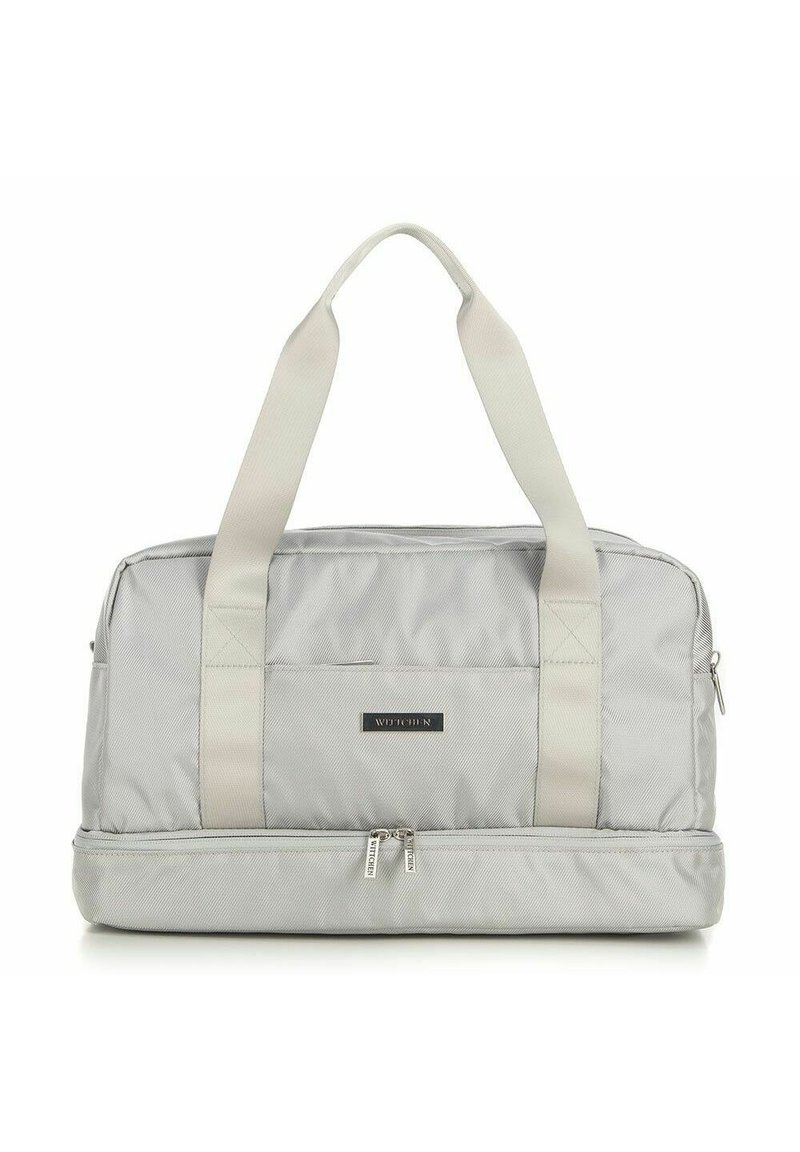 Sac de sport en nylon gris avec deux anses crème, une poche zippée et des accents en métal argenté ; il présente une forme rectangulaire et une texture lisse.