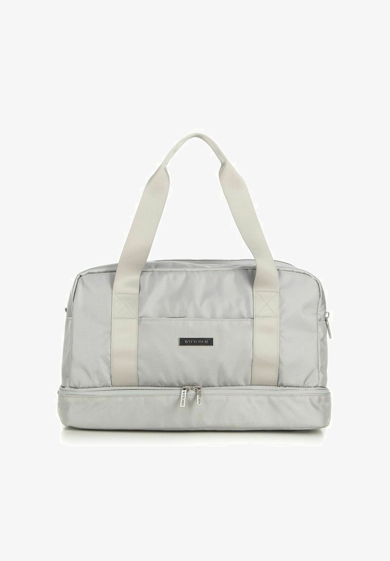 Šedá nylonová taška přes rameno s dvěma krémovými popruhy, zipovou kapsou a stříbrnými kovovými detaily; má obdélníkový tvar a hladkou texturu.