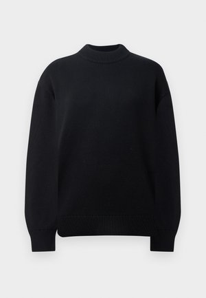 Suéter de punto negro con cuello redondo acanalado, hombros caídos y puños y dobladillo acanalados. Diseño sencillo de color sólido.
