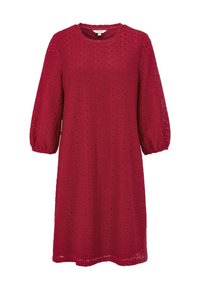 Punainen mekko, jossa on pyöreä pääntie ja kolme neljännespuffihihasta. Siinä on broderie anglaise -kuviointi kauttaaltaan ja rento istuvuus.