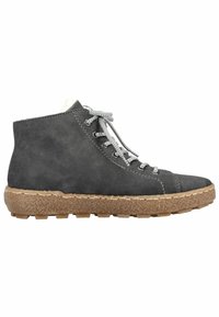 Graue Wildleder-Stiefeletten mit einer strukturierten Gummisohle, Metallösen und grauen Schnürsenkeln. Isolierte Fütterung ist am oberen Rand sichtbar.