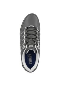 Grauer Sportschuh mit sleekem Design, ausgestattet mit weißen Schnürsenkeln, strukturiertem Material und blauer Innenseite. Die Sohle hat ein dezentes Profil.