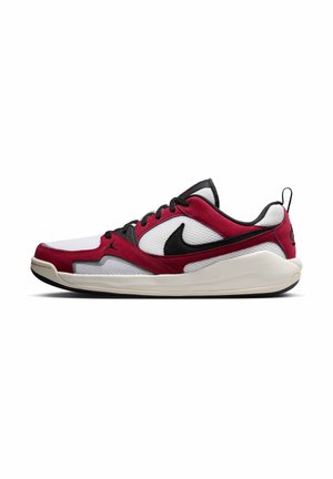 Baskets de sport rouges et blanches avec des accents noirs, tige en maille, détails en suède et semelle en caoutchouc arborant un logo swoosh bien visible.