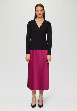 Langarmige jurk gemaakt van een zacht zwart breigoed top en een zijden magenta rok. Beschikt over een V-halslijn en een rechte silhouet, gecombineerd met zwarte hakken.