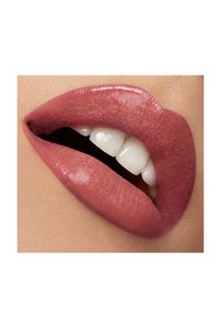 Labios llenos y suaves cubiertos con un brillo de lápiz labial color rosa intenso, entreabiertos y mostrando dientes blancos. Un sutil brillo y una forma definida realzan la textura.