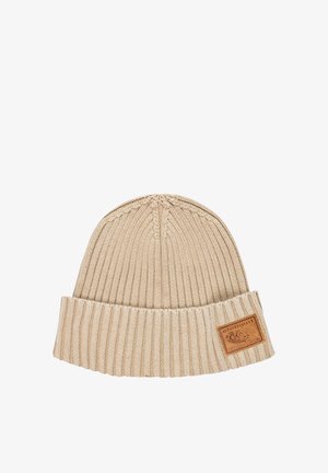 Beige strikbeanie med en ribbet oplægning, der har en tan læder-label syet på forsiden. Teksturmateriale med en stram pasform.