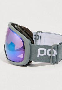 Szürke sí szemüveg reflektív lila-kék lencsével és állítható elasztikus pánttal, amelyen fehér "poc" felirat található.