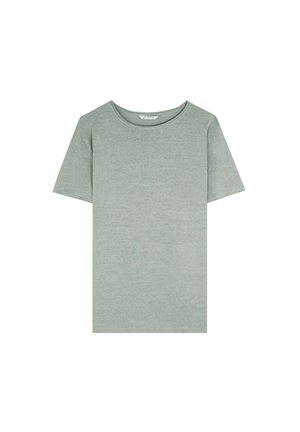 Camiseta verde de manga corta con cuello redondo, confeccionada en tejido suave, que presenta un diseño simple sin patrones ni adornos visibles.