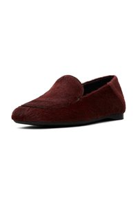 Scarpe slip-on color bordeaux realizzate in pelliccia sintetica testurizzata, con punta rotonda e suola piatta nera. Design semplice con cuciture minime.