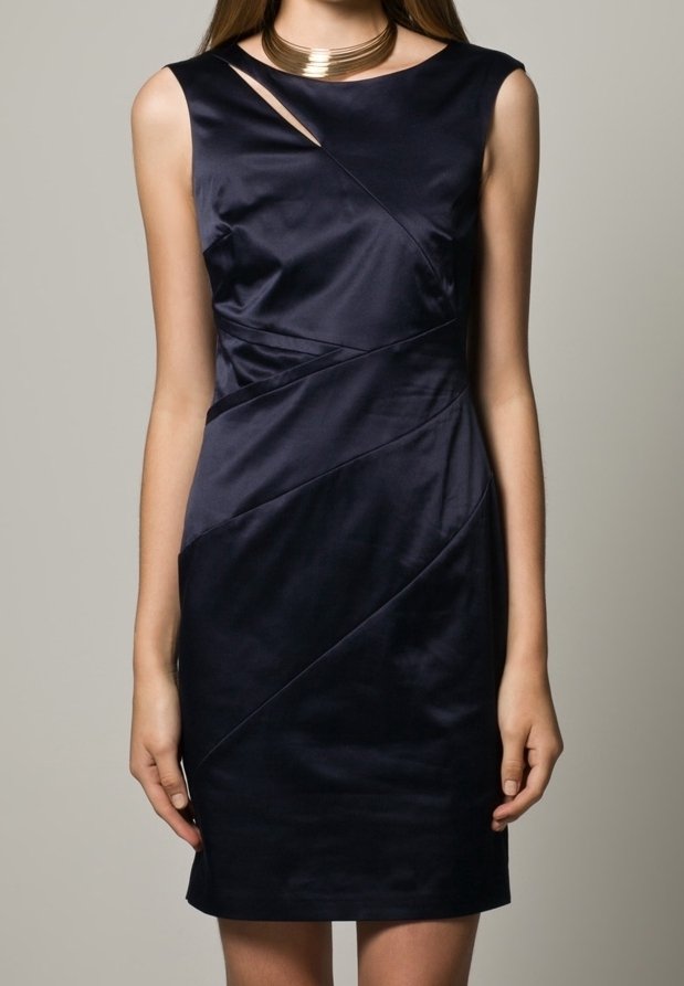 Mörkblå satin klänning med en åtsittande silhuett, med diagonala sömmar och ett distinkt axelutskärning, kombinerad med ett metalliskt halsband.