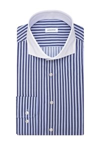 Camicia a righe verticali blu e bianche con colletto e polsini bianchi, abbottonata sul davanti e sui polsini, piegata ordinatamente.