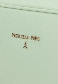 Materiale in pelle verde menta con finitura testurizzata, caratterizzato dal logo dorato "PATRIZIA PEPE" e da un piccolo emblema sottostante.