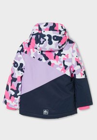 Vícebarevná maskáčová bunda s levandulovým panelem, tmavě modrým základem a růžovými akcenty. Obsahuje kapuci a značkovou nášivku u lemu.