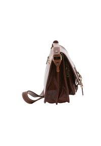 Borsa a mano in pelle marrone con una forma strutturata, dotata di chiusura con zip, tracolla regolabile e cuciture a contrasto lungo i bordi.