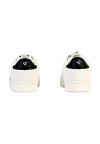 Zapatillas blancas con acentos negros en el talón, punta redonda, textura suave y detalle del logo en el talón. Diseño minimalista con un perfil bajo.