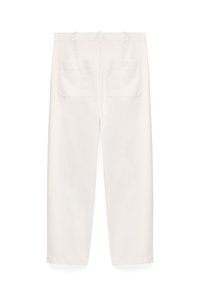 Pantaloni in cotone bianchi con una vestibilità comoda, dotati di due tasche posteriori a toppa e una texture morbida. Gambe dritte senza decorazioni visibili.