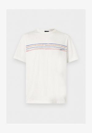 T-shirt blanc à manches courtes avec col rond présentant des rayures horizontales bleu, orange et rouge sur la poitrine et un petit texte de logo sur le côté droit.
