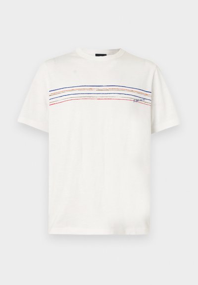 Λευκό κοντομάνικο t-shirt με στρογγυλή λαιμόκοψη, με οριζόντιες μπλε, πορτοκαλί και κόκκινες ρίγες στο στήθος και μικρό κείμενο λογοτύπου στη δεξιά πλευρά.