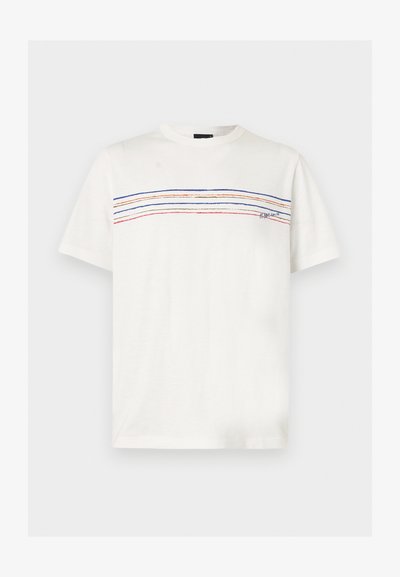 Λευκό κοντομάνικο t-shirt με στρογγυλή λαιμόκοψη, με οριζόντιες μπλε, πορτοκαλί και κόκκινες ρίγες στο στήθος και μικρό κείμενο λογοτύπου στη δεξιά πλευρά.