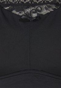 Lingerie de renda preta com padrões florais na parte superior, com um laço de cetim como detalhe e um tecido suave e elástico para uma aparência sem costuras.