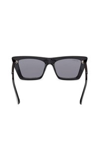 Occhiali da sole neri rettangolari con lenti scure e aste laterali leggermente curve su uno sfondo bianco.