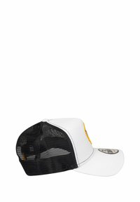 Weißer Trucker-Cap mit einem gebogenen Visier, schwarzem Netz hinten und gelbem Logo auf der Vorderseite. Verfügt über einen verstellbaren Snapback-Verschluss.