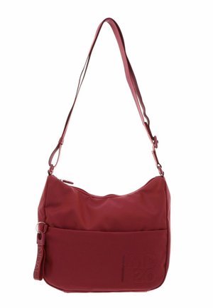 Sac à épaule en tissu rouge texturé avec sangle réglable, poche avant et petite étiquette attachée sur fond blanc.