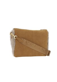 Borsa a tracolla in suede marrone con un pannello in pelliccia tan texturizzata, hardware dorato e una tracolla regolabile con logo impresso. Chiusura con zip.