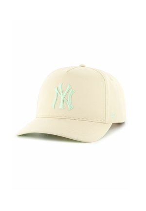 Casquette de baseball beige avec un logo brodé des New York Yankees en vert menthe à l'avant et un petit logo sur le côté. Texture de tissu lisse.