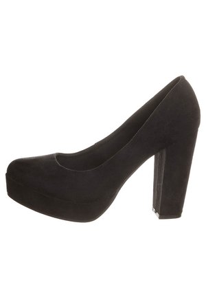 Czarna zamszowa szpilka z zaokrąglonym noskiem, z grubym obcasem i platformą, o gładkiej fakturze i subtelnych detalach szwów.
