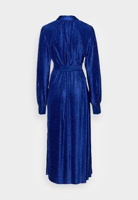Langärmliges blaues Kleid mit einem strukturierten, plissierten Design. Es hat eine taillierte Passform, einen Kragen und subtile seitliche Schlitze für Bewegungsfreiheit.
