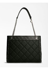 Bolso tote negro acolchado con fondo de cuero suave, acentos con logotipo y asas de cadena. Presenta un emblema de metal y detalles de costura.
