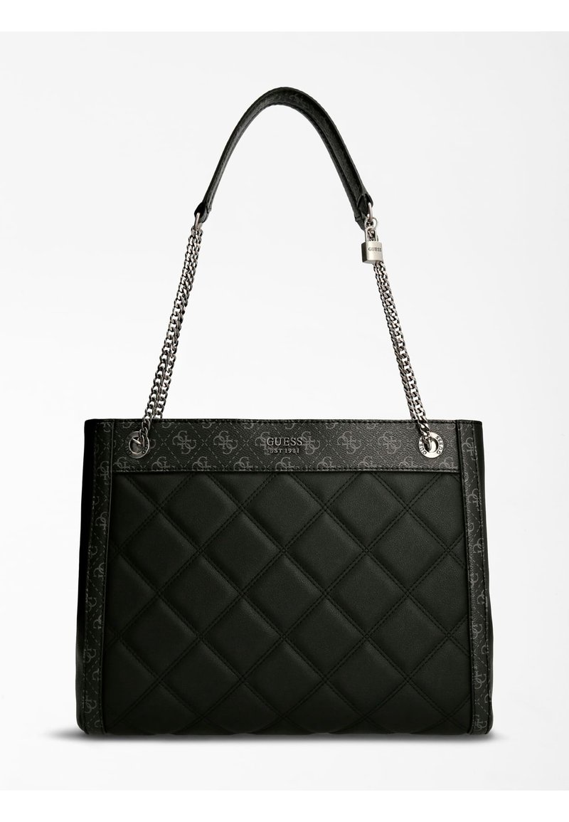 Bolso tote negro acolchado con fondo de cuero suave, acentos con logotipo y asas de cadena. Presenta un emblema de metal y detalles de costura.