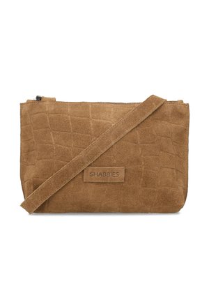 Bruine suède crossbodytas met een textuur van krokodillenprint, ritssluiting en een afneembare riem. Voorzien van een logopatch aan de voorkant.