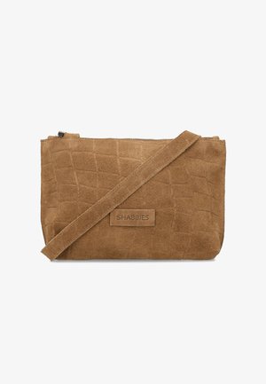 Bruine suède crossbodytas met een textuur van krokodillenprint, ritssluiting en een afneembare riem. Voorzien van een logopatch aan de voorkant.