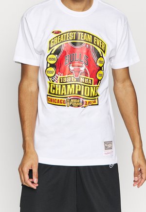 Weißes T-Shirt mit einem Chicago Bulls 1996 NBA Champions Motiv, das ein rotes Trikot und die aufgelisteten Meisterschaftsjahre zeigt.