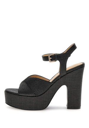 Sandale à plateforme noire avec talon bloc, tissu texturé, bout ouvert et bride de cheville ajustable avec boucle argentée.