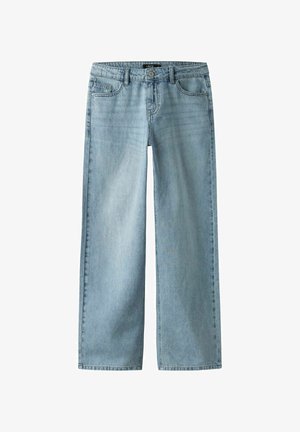 Jean en denim délavé clair avec une coupe large, un design à cinq poches et une ceinture unie. Texture lisse et fermeture classique par bouton en métal.