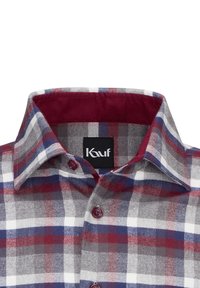 Camicia a quadri rossa e blu con base grigia; presenta un colletto button-down, un colletto interno bordeaux a contrasto e bottoni coordinati.