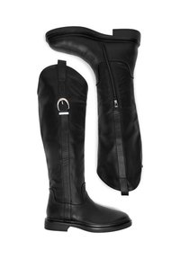 Czarne skórzane botki za kolano o gładkiej teksturze, zapinane na zamek z boku, z detalem w postaci srebrnego pierścienia na górze. Płaskie gumowe podeszwy.