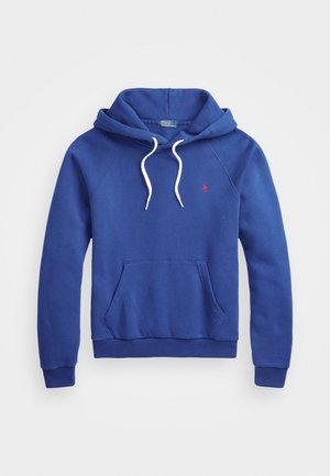 Niebieska bluza z kapturem z białymi sznurkami, przednią kieszenią, ściągaczami i małym czerwonym wyszywanym logo na piersi.