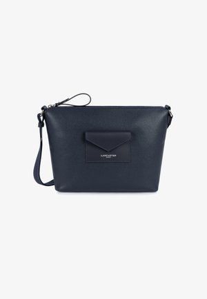 Sac pour épaule en cuir bleu marine avec une finition texturée, présentant une poche frontale à rabat et une sangle réglable. Fermeture zippée en haut.