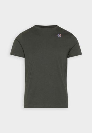 Donkergroen katoenen T-shirt met korte mouwen, een ronde hals en een klein logoplaatje op de linkerschouder. Soepele textuur.