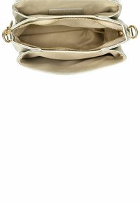 Borsa a mano in pelle crema con un design strutturato, due scomparti, zip e una fodera interna liscia. Presenta dettagli in hardware dorato.
