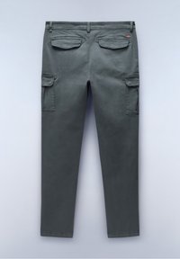 Harmaat cargo-housut, joissa on sileä kangas, kaksi takataskua ja sivulla oleva cargo-tasku. Suora leikkaus ja helma.