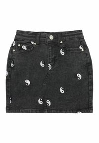 Fustă din denim negru cu un design ajustat, prezentând un model repetitiv yin-yang alb, buzunare frontale și accente din metal.