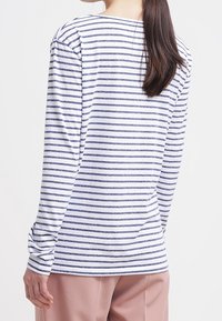 Camicia a maniche lunghe con righe orizzontali blu navy e bianche, realizzata in tessuto morbido, con taglio rilassato e scollo rotondo.