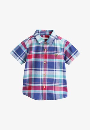 Lühikeste varrukatega nööbitav särk sinise, punase ja türkiissinise ruudulise mustriga ning väikese karu näoplaastri vasakul rinnal.