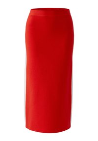 Jupe crayon rouge à silhouette ajustée, avec une texture lisse et des bandes latérales blanches contrastantes. Modèle mi-long.