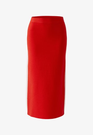 Rode kokerrok met een getailleerde pasvorm, voorzien van een gladde textuur en contrasterende witte zijstrepen. Midi-lengte ontwerp.